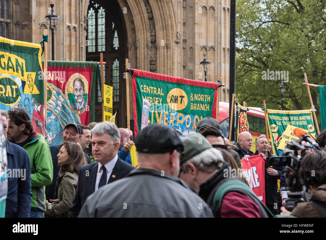 Londra, Regno Unito. Il 26 aprile, 2017. La ferrovia, del trasporto marittimo e il trasporto Unione (RMT) tenere una manifestazione di protesta al di fuori della Camera dei comuni a sostegno del lavoro in corso controversia sulle protezioni su treni. Credito: Ian Davidson/Alamy Live News Foto Stock