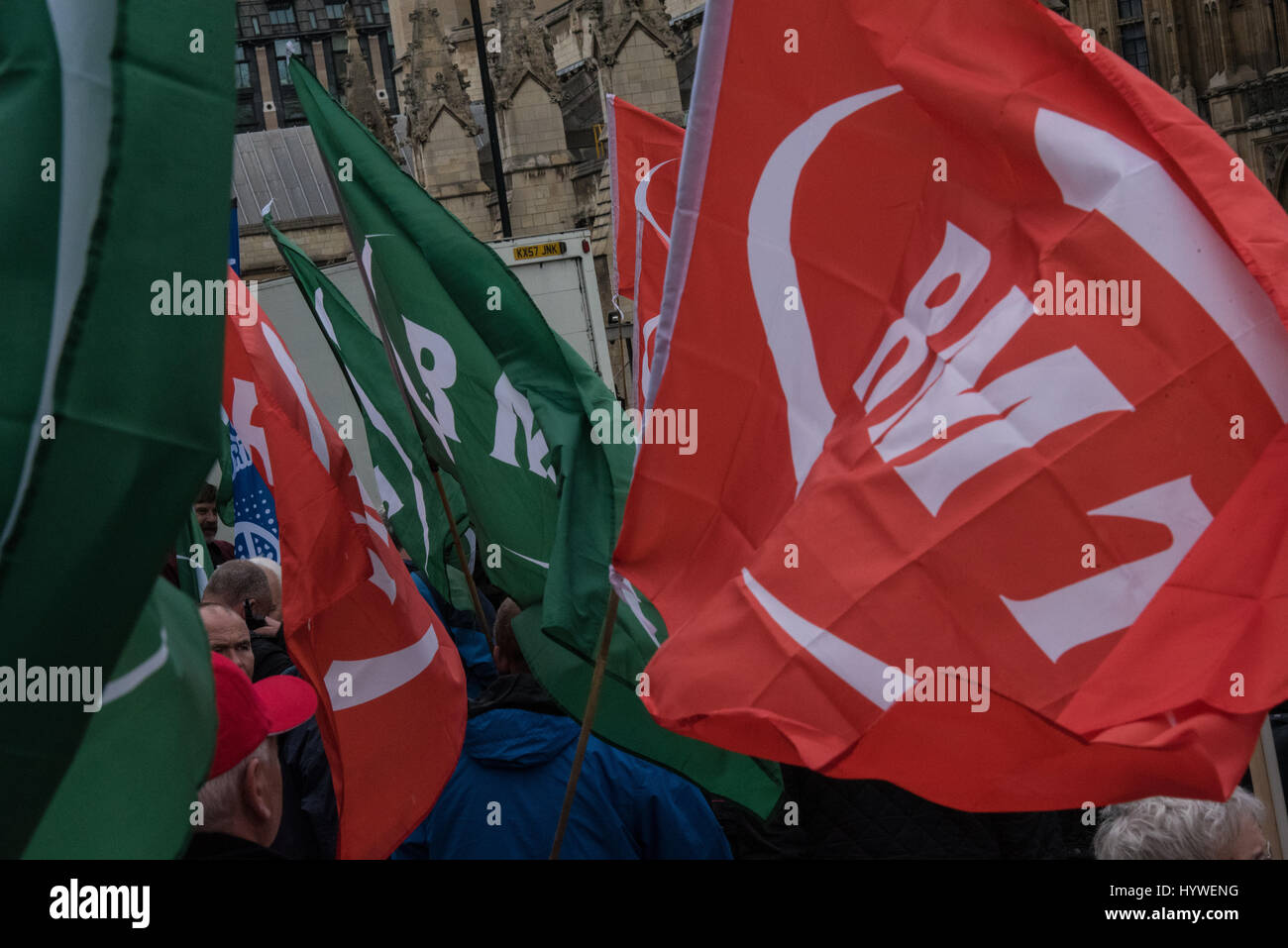 Londra, Regno Unito. Il 26 aprile, 2017. La ferrovia, del trasporto marittimo e il trasporto Unione (RMT) tenere una manifestazione di protesta al di fuori della Camera dei comuni a sostegno del lavoro in corso controversia sulle protezioni su treni. Credito: Ian Davidson/Alamy Live News Foto Stock