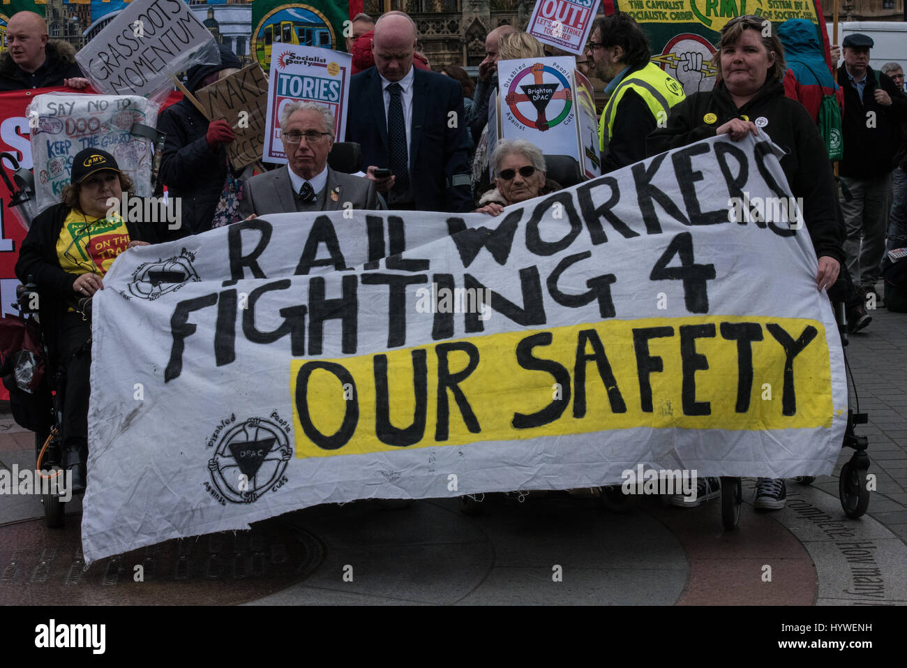Londra, Regno Unito. Il 26 aprile, 2017. La ferrovia, del trasporto marittimo e il trasporto Unione (RMT) tenere una manifestazione di protesta al di fuori della Camera dei comuni a sostegno del lavoro in corso controversia sulle protezioni su treni. Credito: Ian Davidson/Alamy Live News Foto Stock