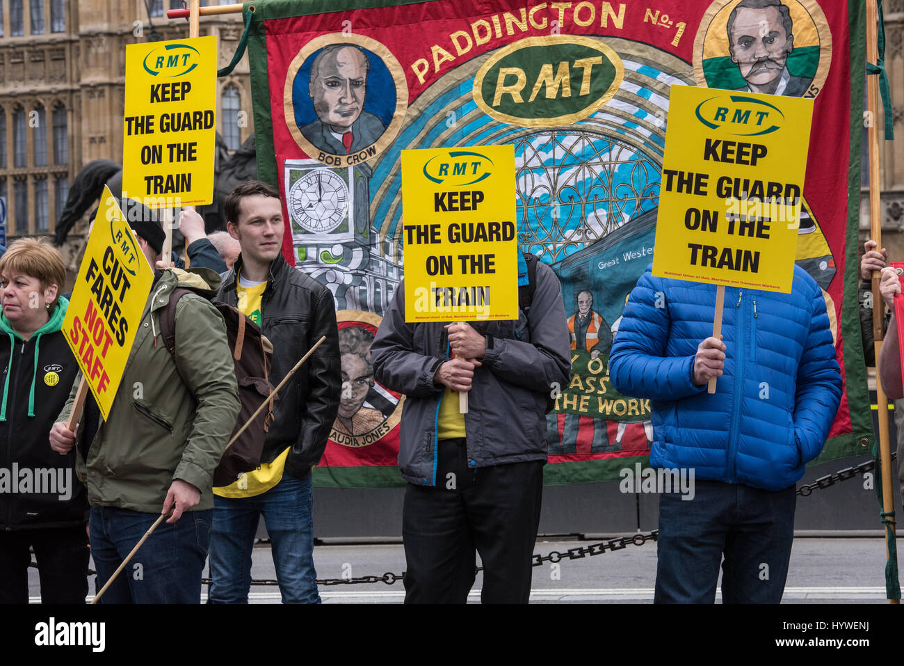 Londra, Regno Unito. Il 26 aprile, 2017. La ferrovia, del trasporto marittimo e il trasporto Unione (RMT) tenere una manifestazione di protesta al di fuori della Camera dei comuni a sostegno del lavoro in corso controversia sulle protezioni su treni. Credito: Ian Davidson/Alamy Live News Foto Stock