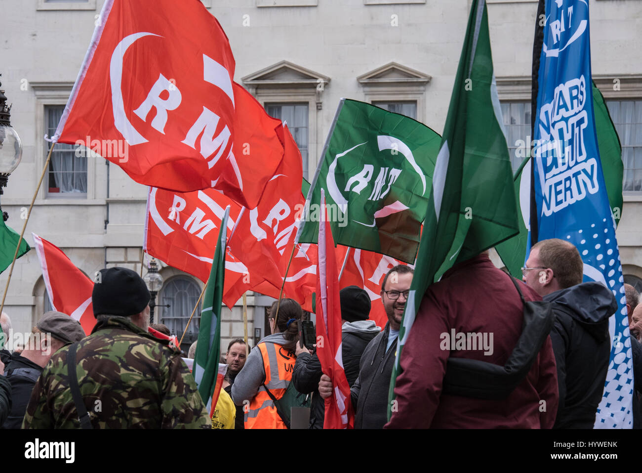 Londra, Regno Unito. Il 26 aprile, 2017. La ferrovia, del trasporto marittimo e il trasporto Unione (RMT) tenere una manifestazione di protesta al di fuori della Camera dei comuni a sostegno del lavoro in corso controversia sulle protezioni su treni. Credito: Ian Davidson/Alamy Live News Foto Stock