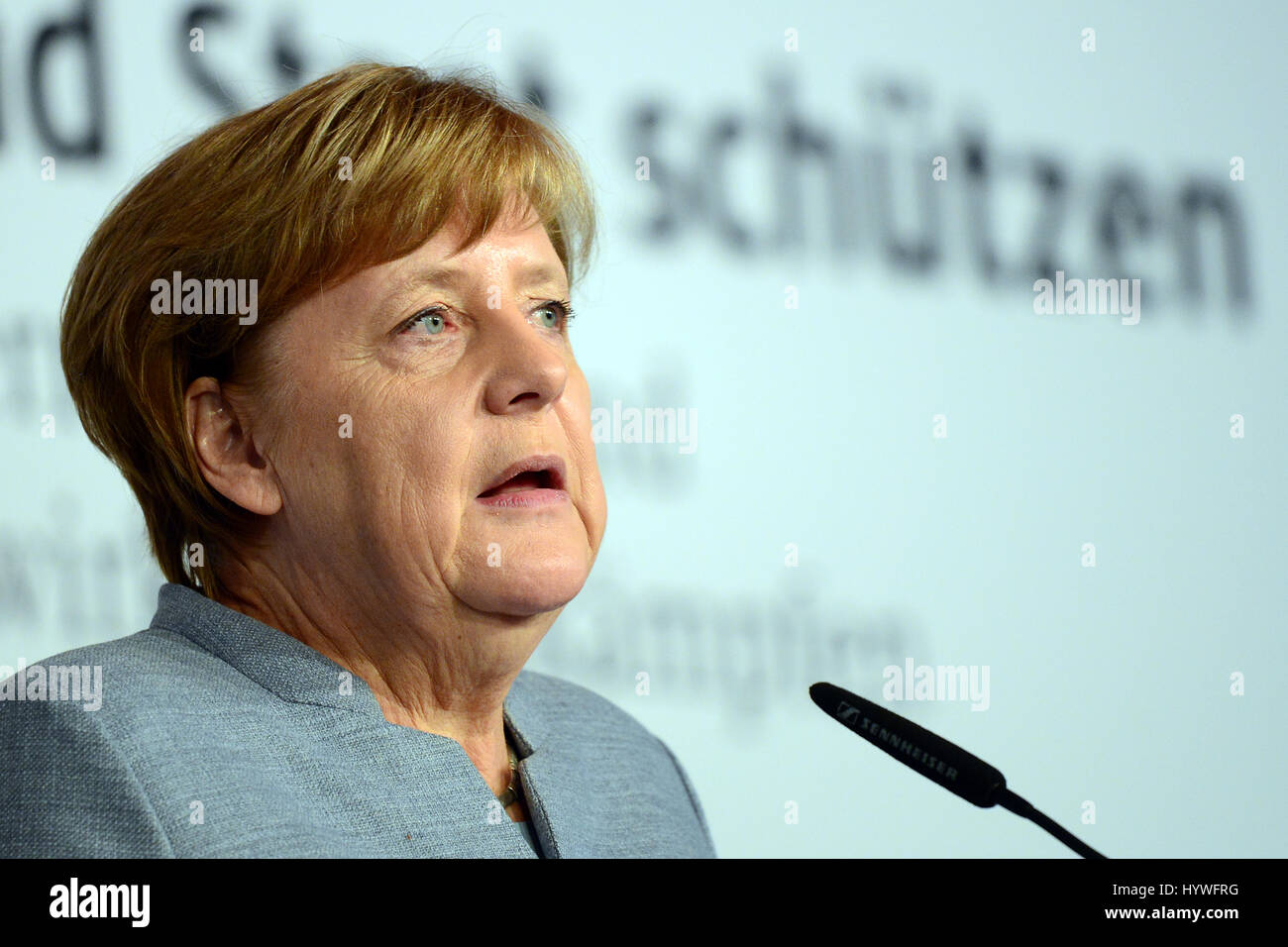 Berlino, Germania. 26 apr, 2017. Il cancelliere tedesco Angela Merkel parla durante la CDU/CSU gruppo parlamentare del giorno della sicurezza interna a Berlino, Germania, 26 aprile 2017. Foto: Maurizio Gambarini/dpa/Alamy Live News Foto Stock