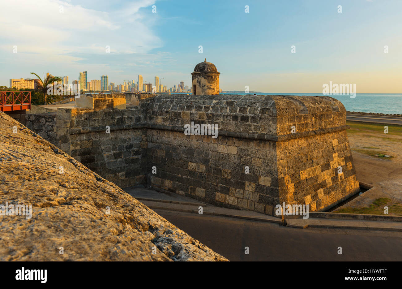 La fortezza di San Felipe e la moderna città di Cartagena sullo sfondo del Mar dei Caraibi al tramonto, Colombia. Foto Stock