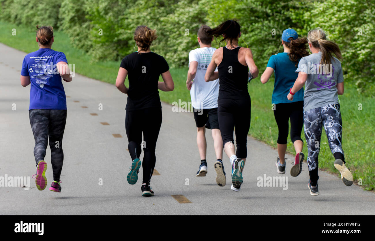 Lexington, Kentucky, Stati Uniti d'America. 24 apr, 2017. Gli studenti che frequentano il North American Racing Academy presso comunità Bluegrass & Technical College inizia a tre miglia di corsa. Come parte della loro ultima valutazione fitness, essi sono tenuti ad eseguire le tre miglia in meno di 27 minuti. Il programma di due anni a Nara, il primo e unico accreditato community college-basato racing school in U.S, fornisce agli studenti con l'istruzione, la formazione e l'esperienza necessarie per diventare esperti nel ramo di cavalcare una delle corse ippiche, padronanza nella cura e gestione di cavalli di corsa e ben informato circa il funzionamento del t Foto Stock