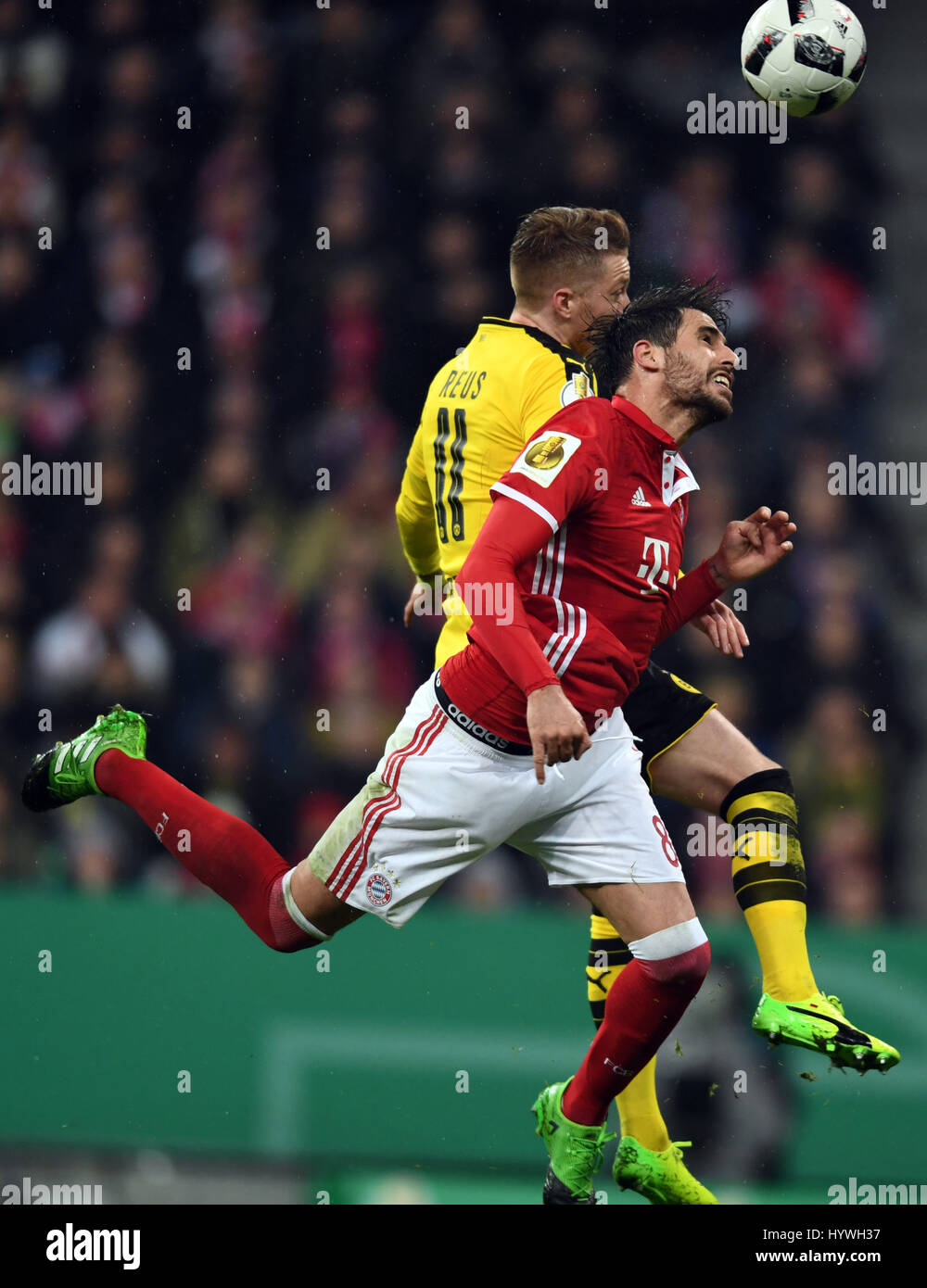 Monaco di Baviera, Germania. 26 apr, 2017. Monaco di Baviera Javier Martinez (R) in un duello aereo contro il Dortmund il Marco Reus durante la DFB Coppa Tedesca semi-finale di partita di calcio tra Bayern Monaco e Borussia Dortmund in stadio Allianz Arena di Monaco di Baviera, Germania, il 26 aprile 2017. Foto Stock