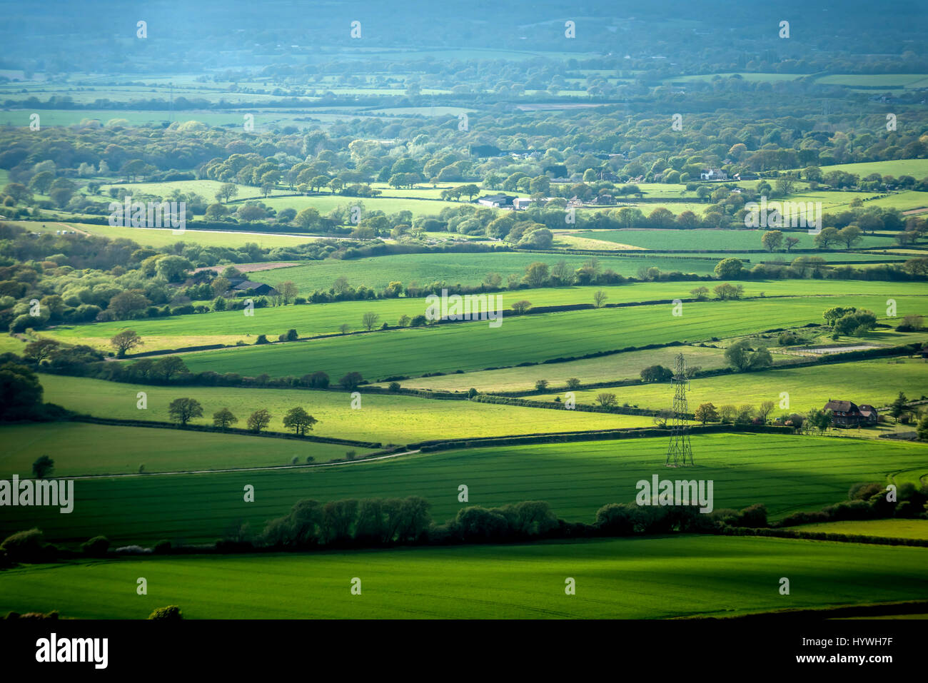 Devil's Dyke, Sussex, Regno Unito. Il 26 aprile, 2017. Vista del Sussex Weald dalla sommità di Devil's Dyke nel Sussex oggi nel corso di mutevoli condizioni meteorologiche Credito: Andrew Hasson/Alamy Live News Foto Stock