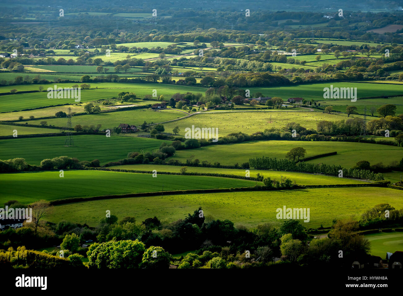 Devil's Dyke, Sussex, Regno Unito. Il 26 aprile, 2017. Vista del Sussex Weald dalla sommità di Devil's Dyke nel Sussex oggi nel corso di mutevoli condizioni meteorologiche Credito: Andrew Hasson/Alamy Live News Foto Stock