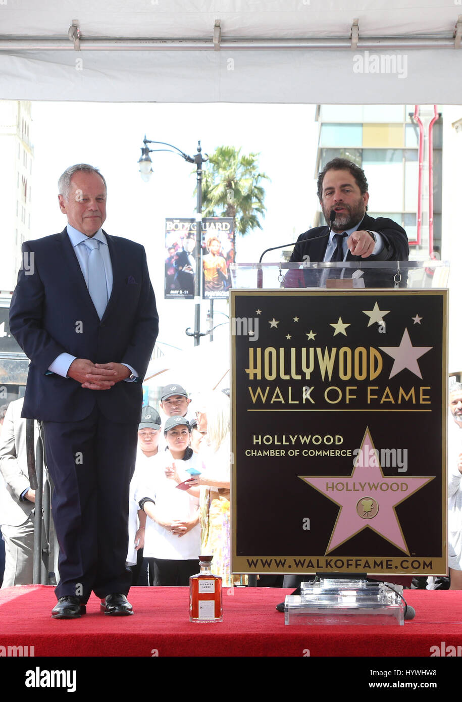 Hollywood, CA. 26 apr, 2017. Lo Chef Wolfgang Puck e Brett Ratner raffigurato come chef Wolfgang Puck è onorato con una stella sulla Hollywood Walk of Fame il 26 aprile 2017 a Hollywood, in California. Credito: Fs/media/punzone Alamy Live News Foto Stock