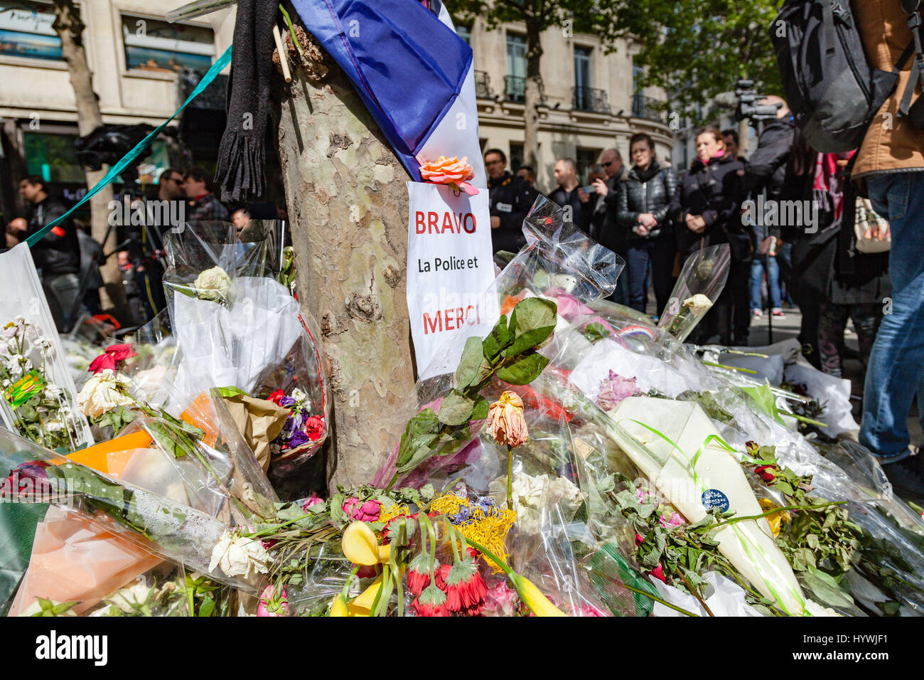 Parigi, Francia. Il 26 aprile, 2017. Lettura banner 'Bravo alla polizia e vi ringrazio.' Credit: Guillaume Louyot/Alamy Live News Foto Stock