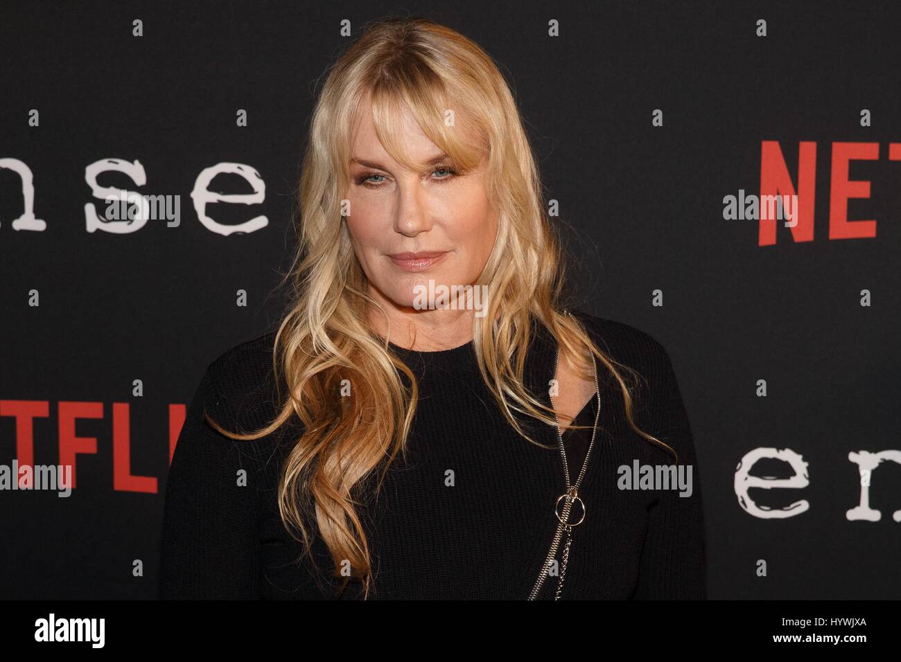 New York, NY, STATI UNITI D'AMERICA. 26 apr, 2017. Daryl Hannah presso gli arrivi per SENSE8 Stagione 2 Premiere su NETFLIX, AMC Loews Lincoln Square, New York, NY Aprile 26, 2017. Credito: Jason Smith/Everett raccolta/Alamy Live News Foto Stock