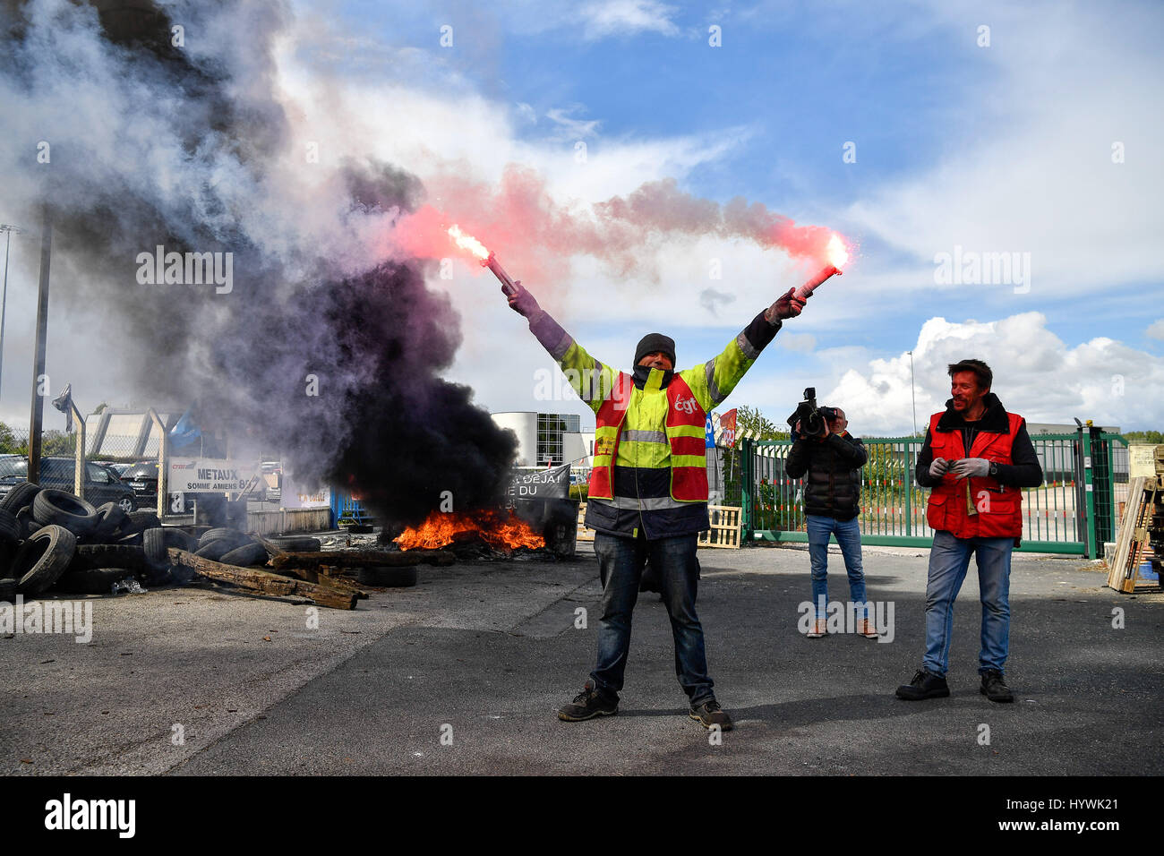 Amiens, Francia. 26 apr, 2017. Un dipendente di protesta di fronte all'entrata della fabbrica di idromassaggio in Amiens, Francia, il 26 aprile 2017. Tre mesi fa, la Whirlpool Corporation ha annunciato la sua intenzione di trasferire la produzione dal sito in Amiens in Polonia nel giugno 2018 e chiudere i vestiti-essiccatore factory che impiega vicino a 290 persone. Una sessantina di collaboratori della fabbrica di idromassaggio sono in sciopero da Lunedì. Credito: Chen Yichen/Xinhua/Alamy Live News Foto Stock