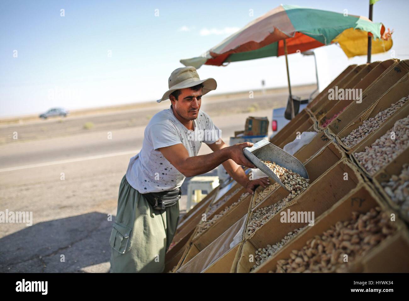 Semnan. Il 15 agosto, 2016. File foto prese su 15 Agosto 2016 mostra un venditore disponendo i pistacchi come egli in attesa per i nostri clienti nella provincia di Semnan, Iran. Situato nella zona ovest di Asia, l'Iran è una civiltà antica lungo la Via della Seta e un partner importante nel punto di intersezione tra la cinghia e la strada iniziativa. Credito: Ahmad Halabisaz/Xinhua/Alamy Live News Foto Stock