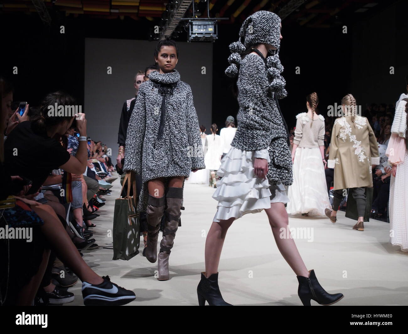 Lima, Perù. Il 26 aprile, 2017. La collezione del designer Angie Schlegel nella lima della Settimana della Moda 2017 (LIFWEEK 2017) festival. Evento mostra i migliori designer peruviano per l'autunno-inverno 2017 Dal 25 aprile al 28 presso il Centro Congressi di Lima. Foto Stock