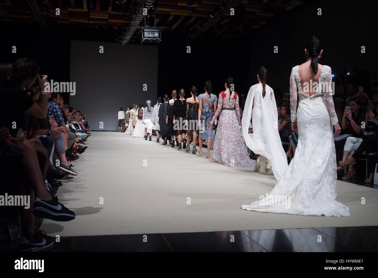 Lima, Perù. Il 26 aprile, 2017. La collezione del designer Angie Schlegel nella lima della Settimana della Moda 2017 (LIFWEEK 2017) festival. Evento mostra i migliori designer peruviano per l'autunno-inverno 2017 Dal 25 aprile al 28 presso il Centro Congressi di Lima. Foto Stock