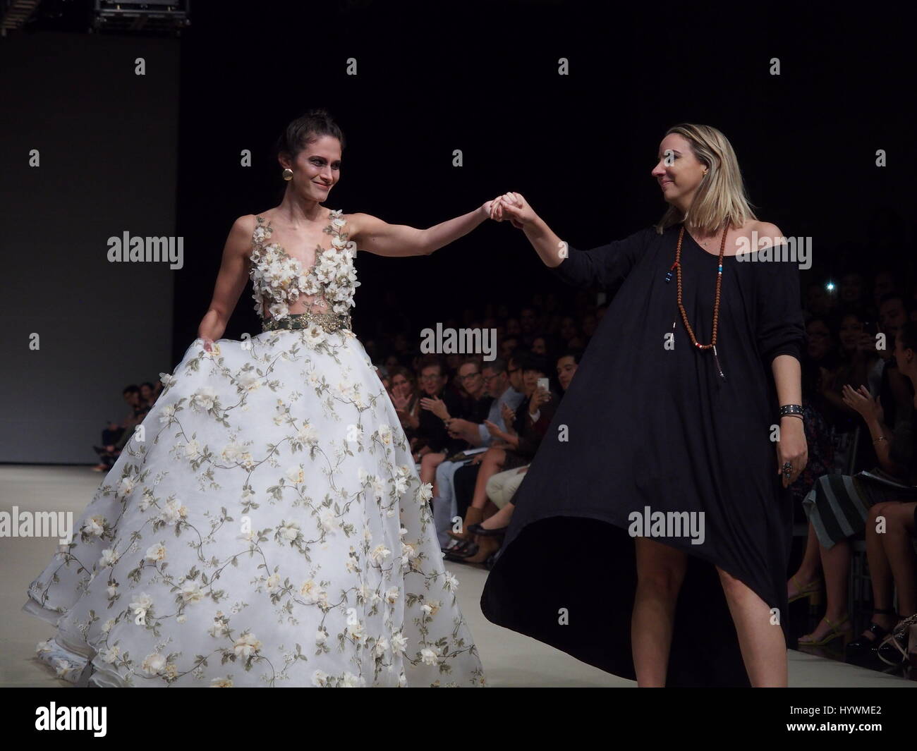Lima, Perù. Il 26 aprile, 2017. Designer Angie Schlegel (R) nella lima della Settimana della Moda 2017 (LIFWEEK 2017) festival. Evento mostra i migliori designer peruviano per l'autunno-inverno 2017 Dal 25 aprile al 28 presso il Centro Congressi di Lima. Foto Stock