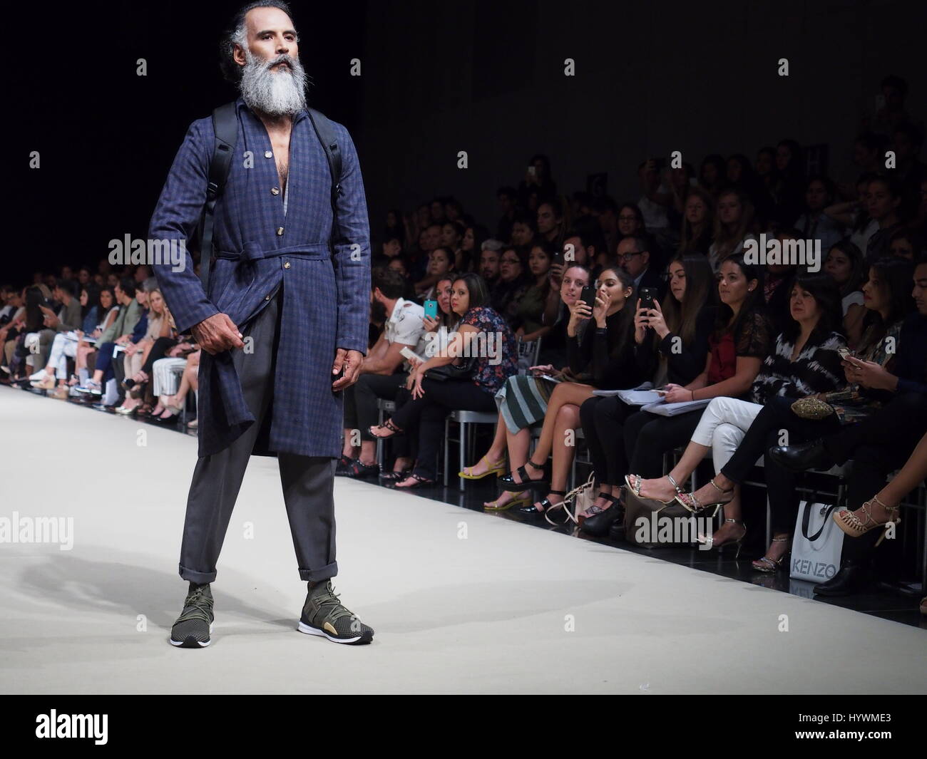 Lima, Perù. Il 26 aprile, 2017. Jose Clemente design nella lima della Settimana della Moda 2017 (LIFWEEK 2017) festival. Evento mostra i migliori designer peruviano per l'autunno-inverno 2017 Dal 25 aprile al 28 presso il Centro Congressi di Lima. Foto Stock