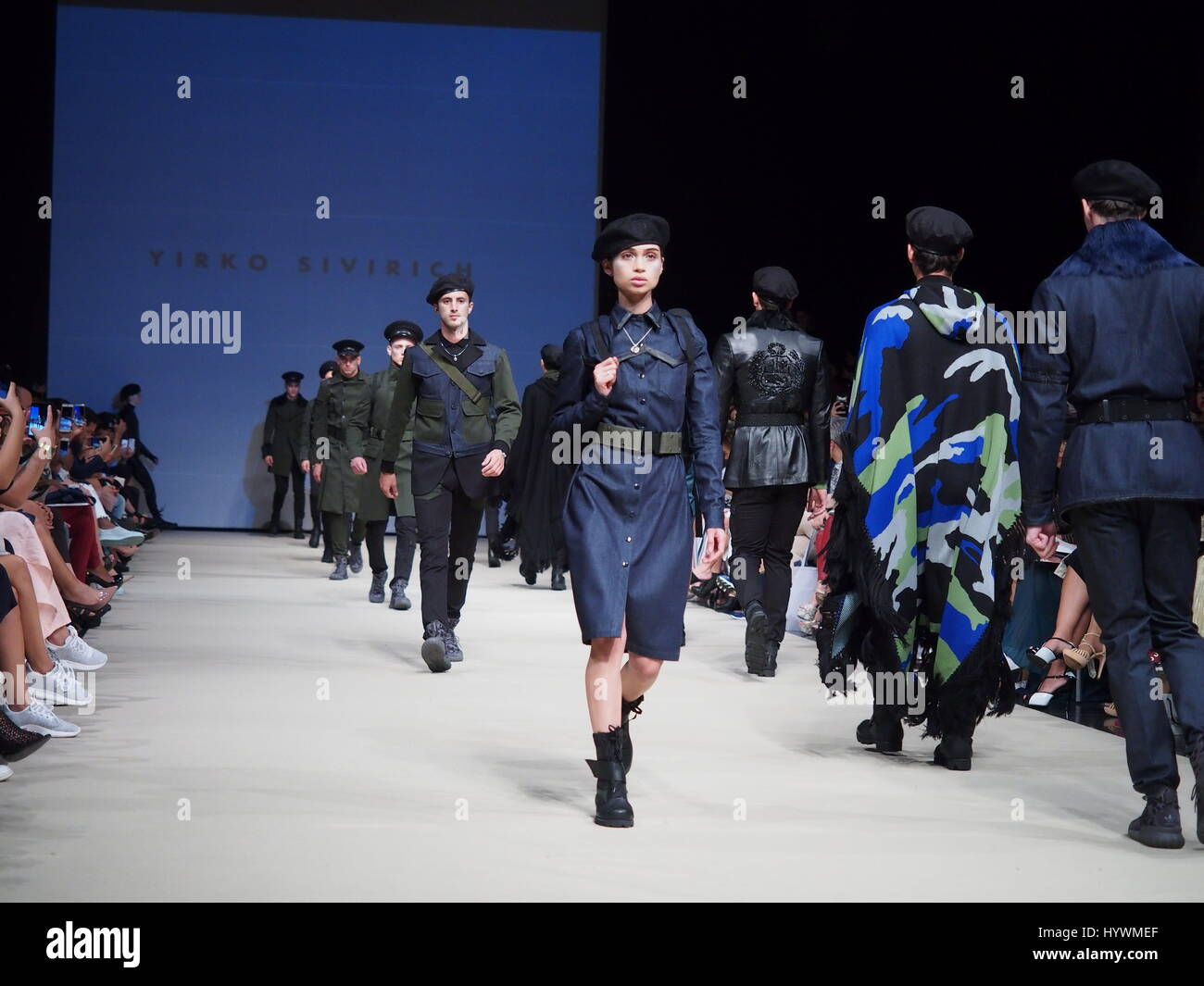 Lima, Perù. Il 26 aprile, 2017. La collezione del designer Yirko Sivirich nella lima della Settimana della Moda 2017 (LIFWEEK 2017) festival. Evento mostra i migliori designer peruviano per l'autunno-inverno 2017 Dal 25 aprile al 28 presso il Centro Congressi di Lima. Foto Stock