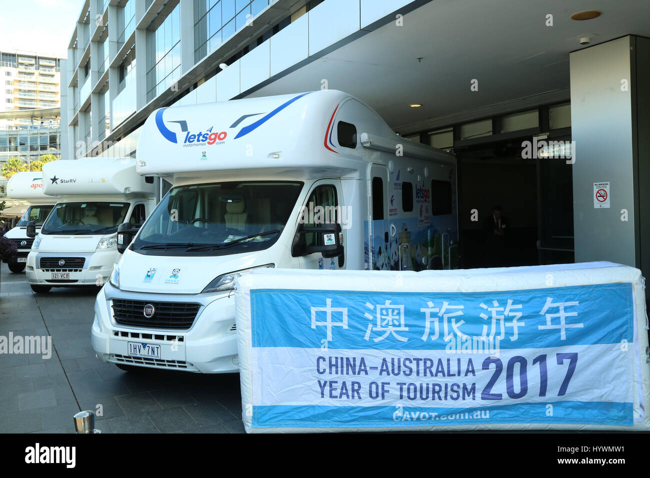 Sydney, Australia. 27 apr, 2017. Domani una flotta di 10 panda gigante themed camper sarà possibile imbarcarsi su un 30.000km di viaggio in tutto il continente australiano di continente in un importante joint-promozione per Australia e Cina. Si tratta di un evento importante della gazzetta China-Australia Anno di Turismo 2017 (CAYOT), un'iniziativa congiunta di Tourism Australia e Cina Ufficio Turistico Nazionale. Un evento di lancio è stato tenuto a Doltone House, 48 Pirrama Road, Pyrmont. Credito: Richard Milnes/Alamy Live News Foto Stock