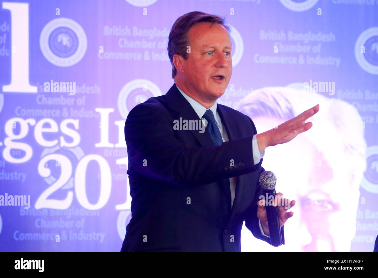 Dacca in Bangladesh. 27 apr, 2017. L'ex primo ministro britannico David Cameron indirizzi in 'sfide globali 2017' in un hotel della capitale giovedì. Credito: Muhammad Mostafigur Rahman/Alamy Live News Foto Stock