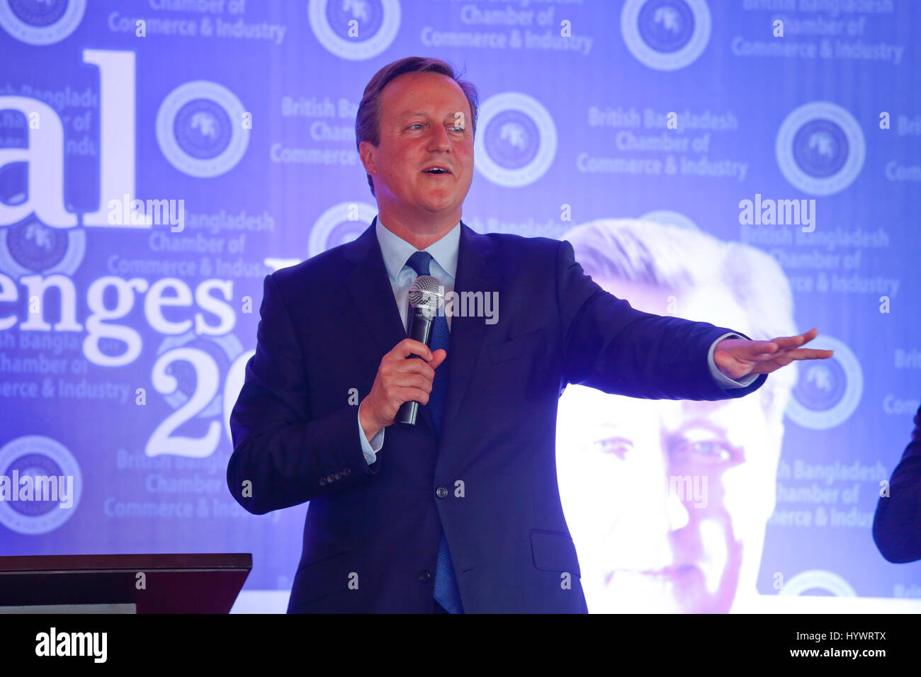 Dacca in Bangladesh. 27 apr, 2017. L'ex primo ministro britannico David Cameron indirizzi in 'sfide globali 2017' in un hotel della capitale giovedì. Credito: Muhammad Mostafigur Rahman/Alamy Live News Foto Stock