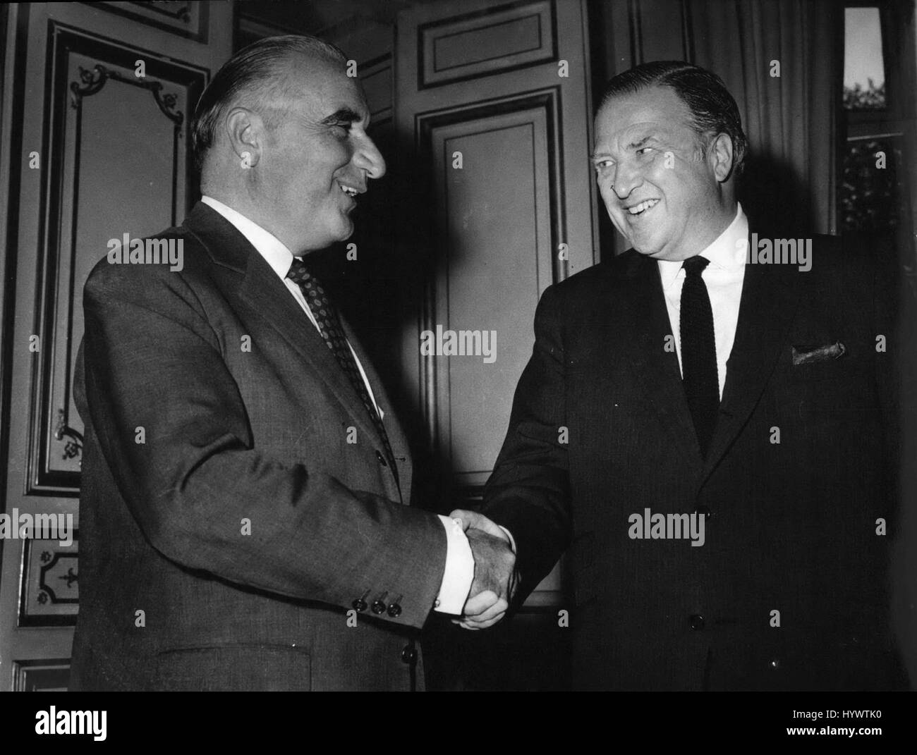 1962 - Georges Pompidou ha ricevuto il sig. Henry Ford: il sig. Georges Pompidou ha ricevuto il sig. Henry Ford, parla di 'les 24 Heures du uomo ''che si svolgerà il prossimo fine settimana, e dove il sig. Henry Ford avrà 15 di hi auto in azione. La foto mostra il sig. Georges Pompidou (sinistra) scuote la mano con il sig. Henry Ford (a destra) Credito: Keystone Pictures USA/ZUMAPRESS.com/Alamy Live News Foto Stock