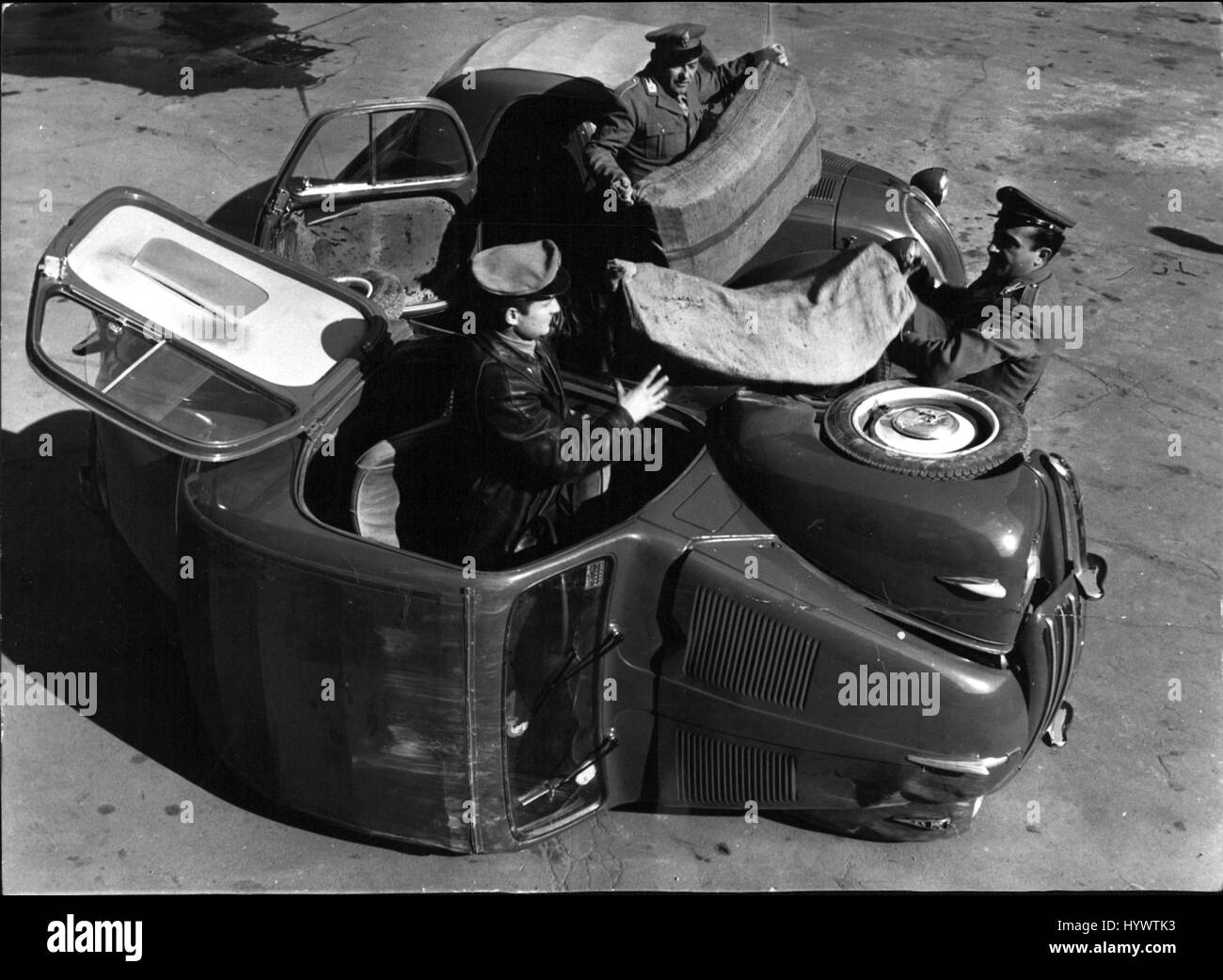 1962 - Campagna dalla Polizia Italiana contro il contrabbando di sigarette di contrabbando in Svizzera.: la polizia italiana ha avviato un tutti - la campagna contro il contrabbando di sigarette che vengono introdotte di contrabbando in (ammissibili) una squadra dal ''Guardis di Finanza ha recentemente scoperto una grande quantità di sigarette nascosto nel tetto treno autobus. Un altro grande retata è stata fatta quando  piccolo. La cura del pugno di stati cacciati e ammissibili per le strade di Milano una delle vetture prima di essi sono stati arrestati. Entrambe le vetture sono state ben (ammissibili) sacco di sigarette. Mostra fotografica di funzionari (ammissibili) Finanze'' haulin Foto Stock