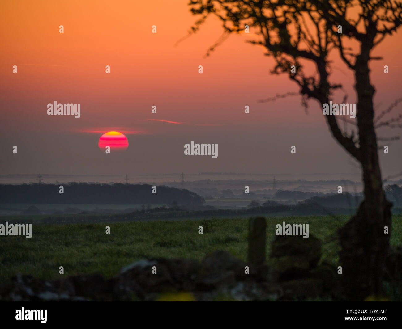 Weymouth Dorset, Regno Unito. Il 7 aprile 2017. Il sole sorge su un freddo e chiaro mattina sulle colline sopra Weymouth e Dorsets costa sud. © DTNews/Alamy Live News Foto Stock