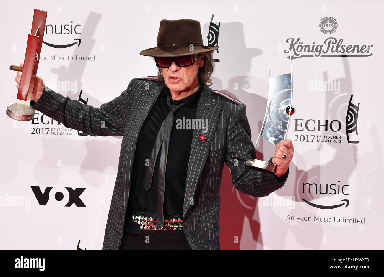 Berlino, Germania. 06 apr, 2017. Il cantante Udo Lindenberg festeggia i suoi premi nelle categorie "artista Pop nazionali' e 'Album dell'anno" per l'album "taerker als Die Zeit" presso la ventiseiesima edizione della musica di eco cerimonia di premiazione a Berlino, Germania, 06 aprile 2017. Foto: Jens Kalaene/dpa/Alamy Live News Foto Stock