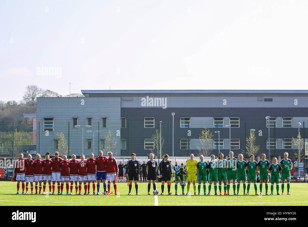 Ystrad Mynach, Wales, Regno Unito. 7 apr, 2017. I due team line-up per inni nazionali prima della International Womens amichevole tra il Galles e l'Irlanda del Nord al centro di eccellenza sportiva, Ystrad Mynach, Galles. Credito: Immagini di Glitch/Alamy Live News Foto Stock