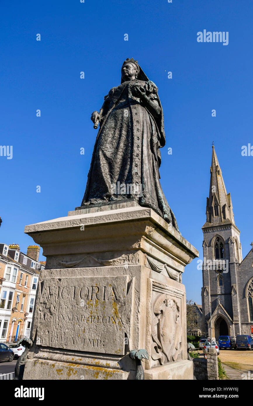 Weymouth Dorset, Regno Unito. 7 apr, 2017. Regno Unito Meteo. Una statua della regina Victoria sulla spianata sotto il cielo limpido e il sole caldo presso la località balneare di Weymouth sul Dorset Jurassic Coast. Photo credit: Graham Hunt/Alamy Live News Foto Stock