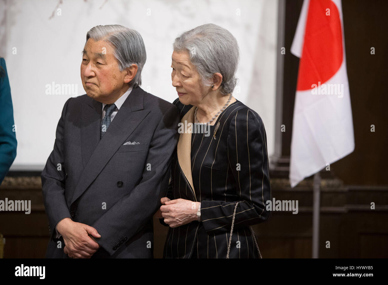 Giapponese Akihito Imperatore e l'Imperatrice Michiko durante la visita ex dimora del Signore Yoshinobu Tokugawa, Aoi Ward in Shizouka venerdì 7 aprile 2017. Credito: Gtres Información más Comuniación on line,S.L./Alamy Live News Foto Stock