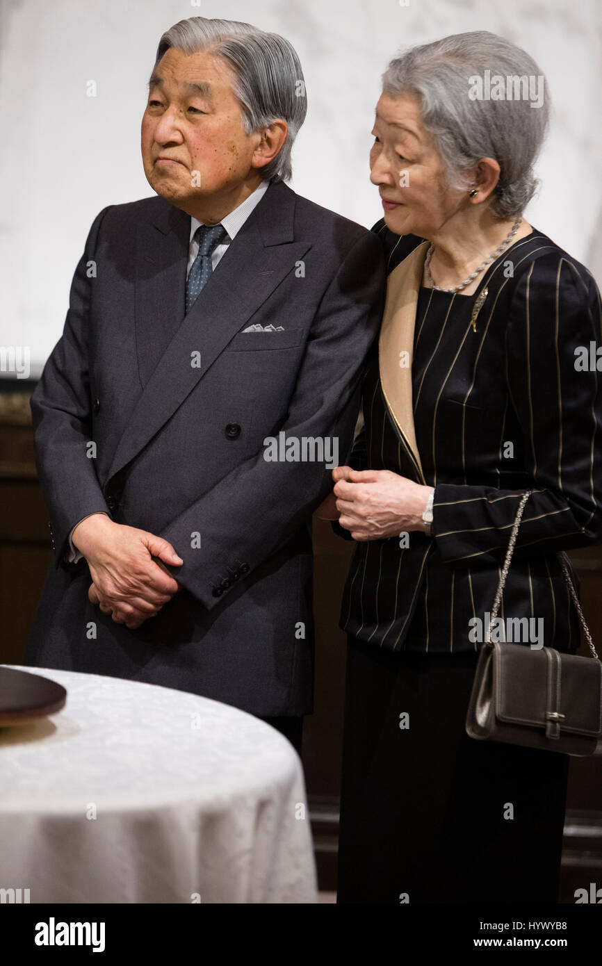 Giapponese Akihito Imperatore e l'Imperatrice Michiko durante la visita ex dimora del Signore Yoshinobu Tokugawa, Aoi Ward in Shizouka venerdì 7 aprile 2017. Credito: Gtres Información más Comuniación on line,S.L./Alamy Live News Foto Stock