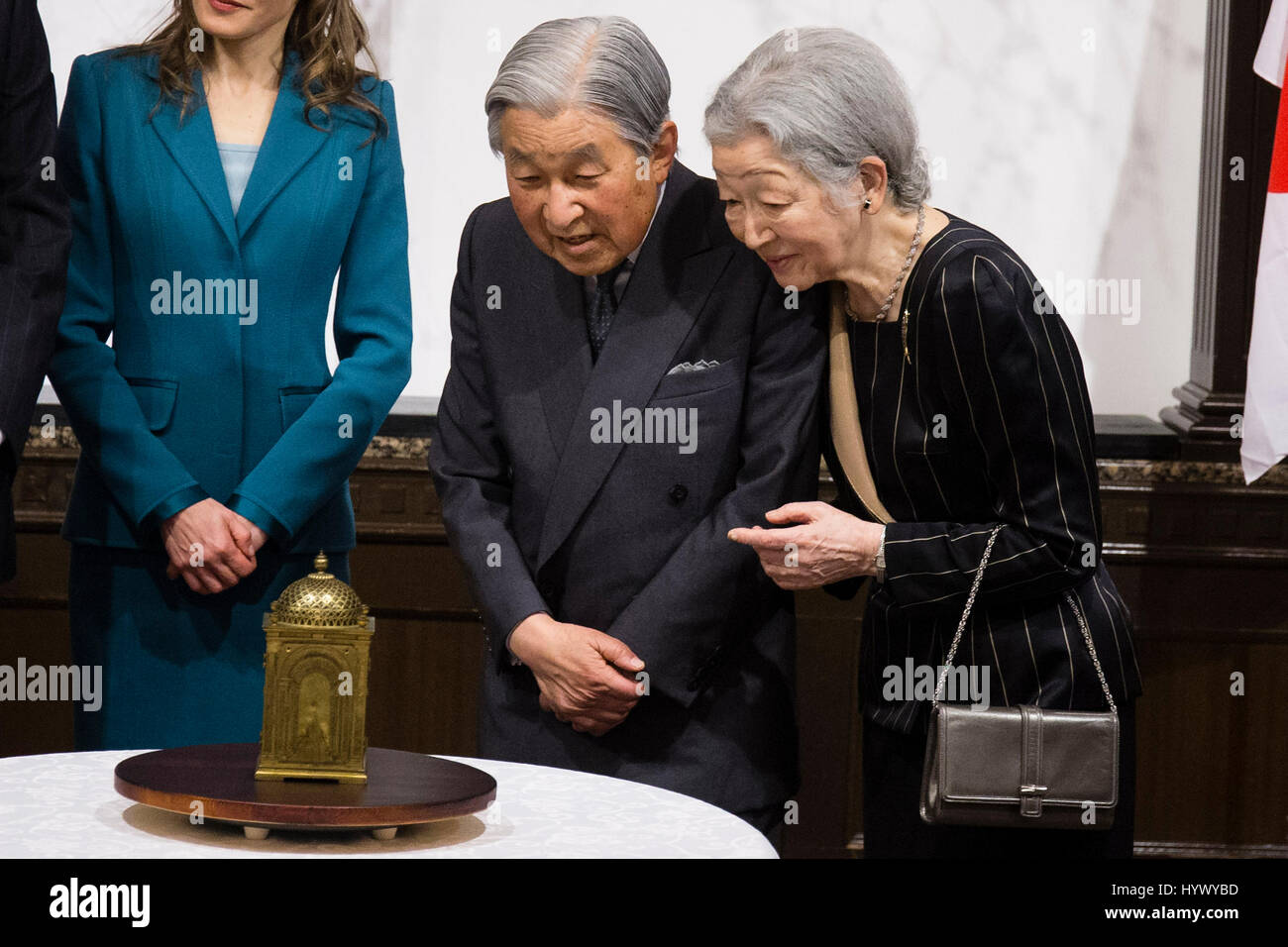 Giapponese Akihito Imperatore e l'Imperatrice Michiko guardare l'orologio occidentale del Signore Tokugawa Ieyasu in Fugetsuro, ex dimora del Signore Yoshinobu Tokugawa, Aoi Ward, Prefettura di Shizuoka il 7 aprile 2017. Credito: Gtres Información más Comuniación on line,S.L./Alamy Live News Foto Stock