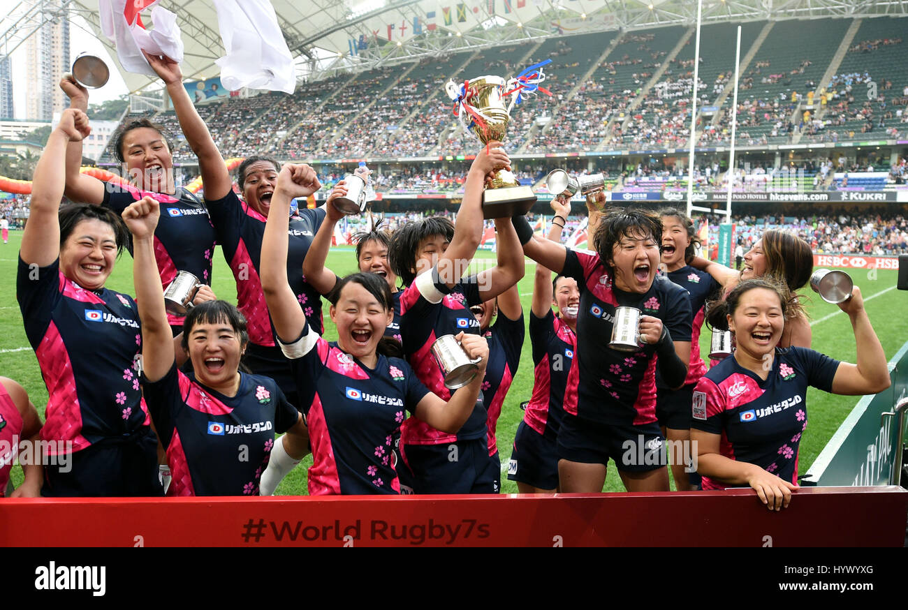 Hong Kong, Cina. 7 apr, 2017. I giocatori del Giappone celebrare durante la cerimonia di premiazione per il 2017 Rugby mondiale delle donne serie Sevens qualifica in modo Kon Po ricreazione terra a Hong Kong, Cina del sud, Aprile 7, 2017. Giappone battere il Sud Africa nel finale da 22-10 e rivendicato il titolo dell'evento. Credito: Lo Fai Ping/Xinhua/Alamy Live News Foto Stock