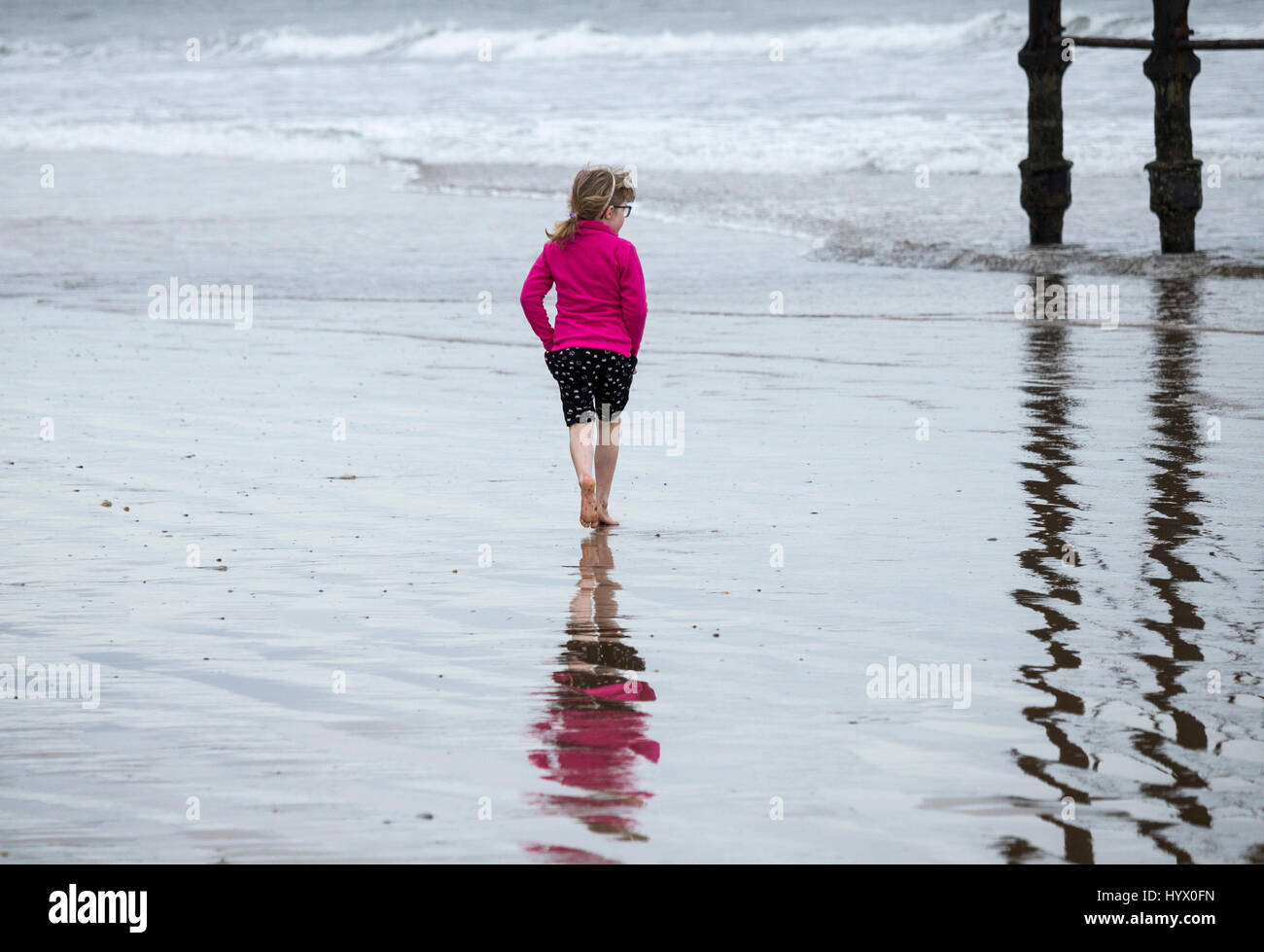 Saltburn dal mare, North Yorkshire, Regno Unito. 7 Aprile, 2017. Meteo: nonostante il caldo e soleggiato weekend previsioni, è una mattina fredda a Saltburn sulla North Yorkshire costa come una giovane ragazza pagaie nel freddo mare del Nord sotto Saltburn il molo vittoriano. Credito: ALAN DAWSON/Alamy Live News Foto Stock