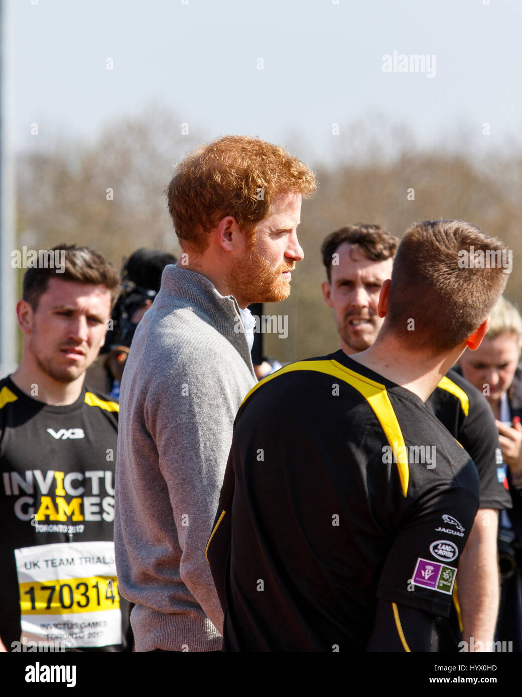 Bath, Regno Unito, 7 Aprile, 2017. Il principe Harry è raffigurato parlando dell'atleta all'Università di Bath corsi sportivi Village durante la sua visita al Regno Unito di prove del team per il 2017 Invictus giochi. I giochi sono un evento sportivo di feriti servizio attivo e il veterano membri di servizio,più di 550 concorrenti provenienti da 17 nazioni si sfideranno in una dozzina di adaptive sports a Toronto in Canada nel settembre 2017. Credito: lynchpics/Alamy Live News Foto Stock