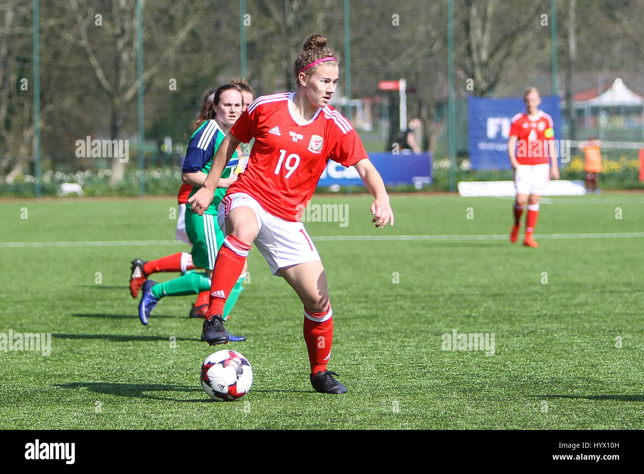 Ystrad Mynach, Wales, Regno Unito, 7 aprile 2017 Bronwen Thomas del Galles durante la International Womens amichevole tra il Galles e l'Irlanda del Nord al centro di eccellenza sportiva, Ystrad Mynach, Galles. Credito: Immagini di Glitch/Alamy Live News Foto Stock