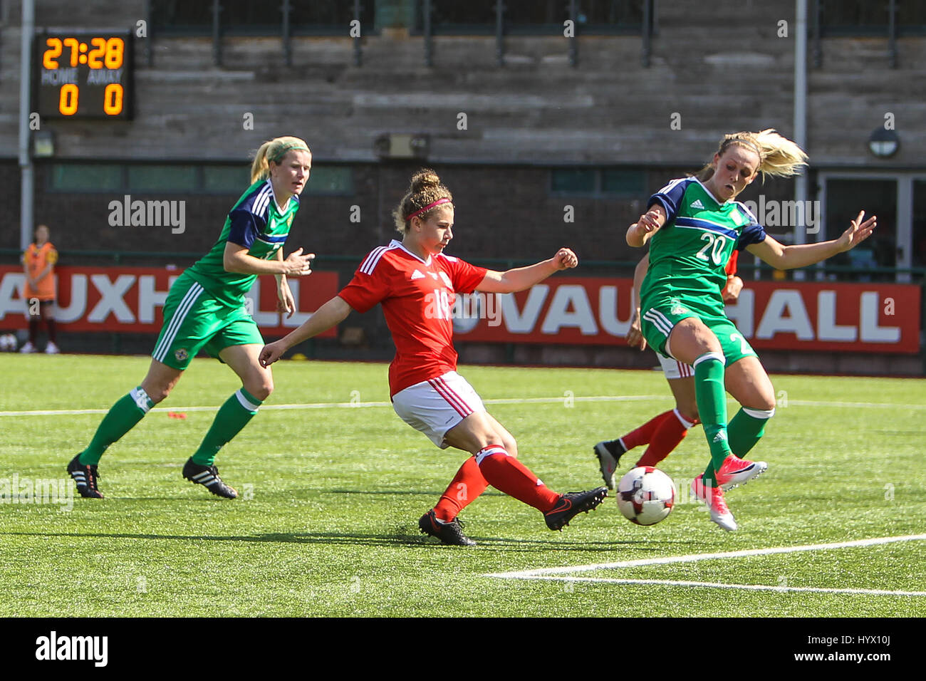 Ystrad Mynach, Wales, Regno Unito, 7 aprile 2017 Bronwen thomas del Galles ha un colpo durante la International Womens amichevole tra il Galles e l'Irlanda del Nord al centro di eccellenza sportiva, Ystrad Mynach, Galles. Credito: Immagini di Glitch/Alamy Live News Foto Stock
