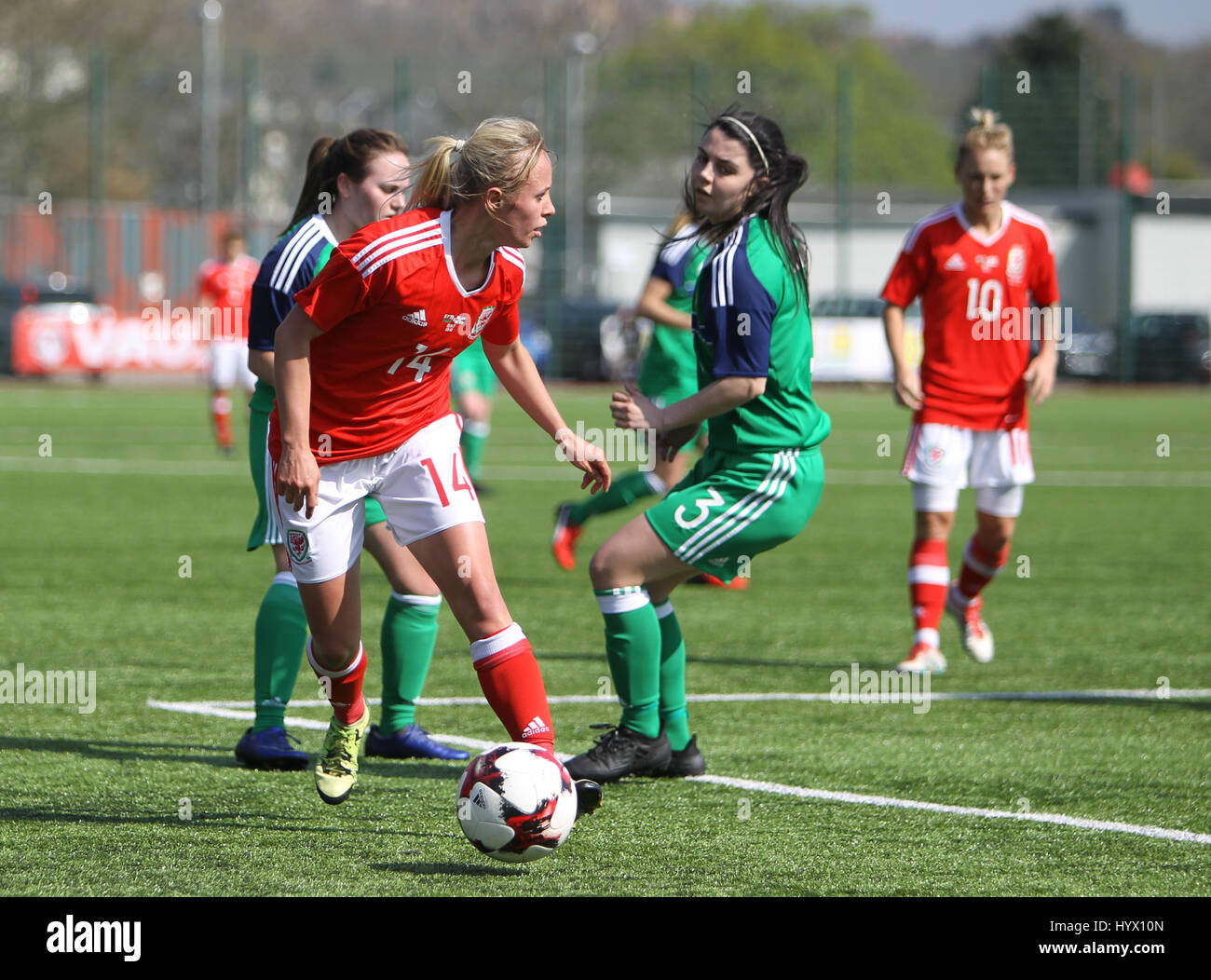 Ystrad Mynach, Wales, Regno Unito, 7 aprile 2017 Nadia Lawrence del Galles durante la International Womens amichevole tra il Galles e l'Irlanda del Nord al centro di eccellenza sportiva, Ystrad Mynach, Galles. Credito: Immagini di Glitch/Alamy Live News Foto Stock