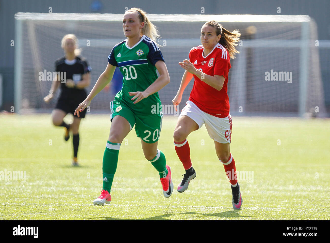 Ystrad Mynach, Wales, Regno Unito, 7 aprile 2017 Jade Lindsay dell Irlanda del Nord e Kayleigh verde del Galles durante la International Womens amichevole tra il Galles e l'Irlanda del Nord al centro di eccellenza sportiva, Ystrad Mynach, Galles. Credito: Immagini di Glitch/Alamy Live News Foto Stock