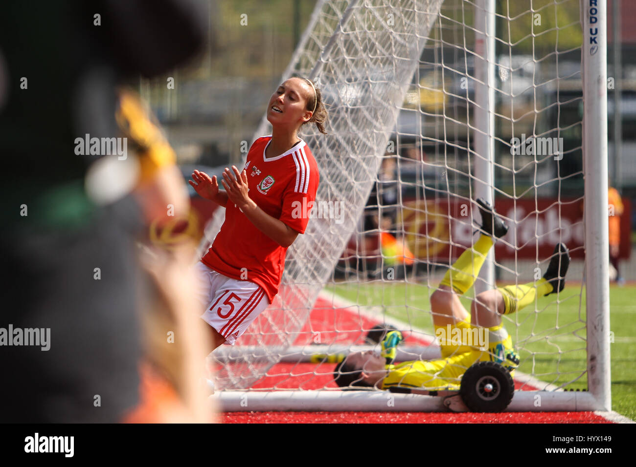 Ystrad Mynach, Wales, Regno Unito, 7 Aprile 201 Charlie Estcourt del Galles durante la International Womens amichevole tra il Galles e l'Irlanda del Nord al centro di eccellenza sportiva, Ystrad Mynach, Galles. Credito: Immagini di Glitch/Alamy Live News Foto Stock