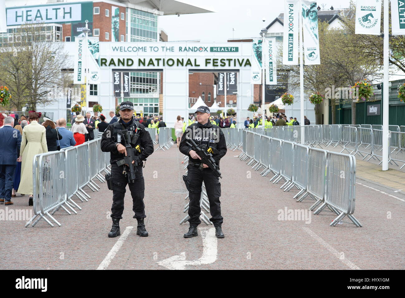 Liverpool, Regno Unito. 07 apr, 2017. Polizia armata a mantenere un occhio su gli ospiti che arrivano per Signore giorno presso l'Aintree Racecourse, questo anno è la prima volta in gara incontro 170 anni di storia che ci sono state delle pattuglie armate. Liverpool, venerdì 7 aprile 2017 Credit: stephen searle/Alamy Live News Foto Stock