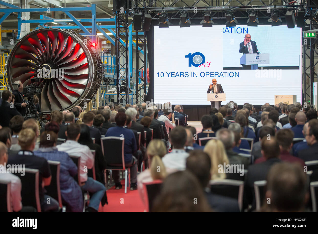 Arnstadt, Germania. 7 apr, 2017. N3 direttore Alexander Stern parla di un evento per celebrare il decimo anniversario della N3 la revisione del motore servizi azienda a Arnstadt, Germania, 7 aprile 2017. Per dieci anni, Rolls-Royce Trento edition motori di aerei sono stati revisionati dalla società, appartenenti congiuntamente a Lufthansa e Rolls-Royce. Foto: Arifoto ug/Michael Reichel/dpa-Zentralbild/ZB/dpa/Alamy Live News Foto Stock