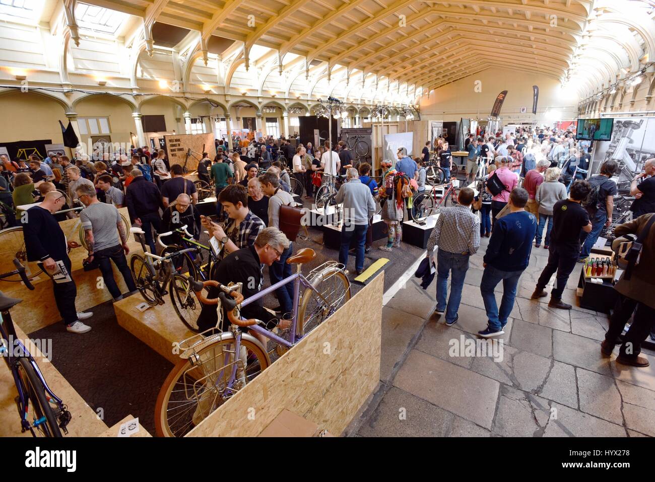 Bristol, Regno Unito. 07 apr, 2017. Bespoked Bristol Handmade Bicycle Show. Produttori artigianali di biciclette di raccogliere da tutto il mondo si riuniranno a Bristol per mostrare la loro mercanzia e competere uno contro l'altro. Essi sono disponibili in tutte le forme e dimensioni e sono realizzati al fine di adattare perfettamente le loro esigenze dei clienti. Essi sono realizzati in nulla da alta fine di acciai a fibra di carbonio e anche in legno.Picture credit: Ian Homer/Alamy Foto Stock