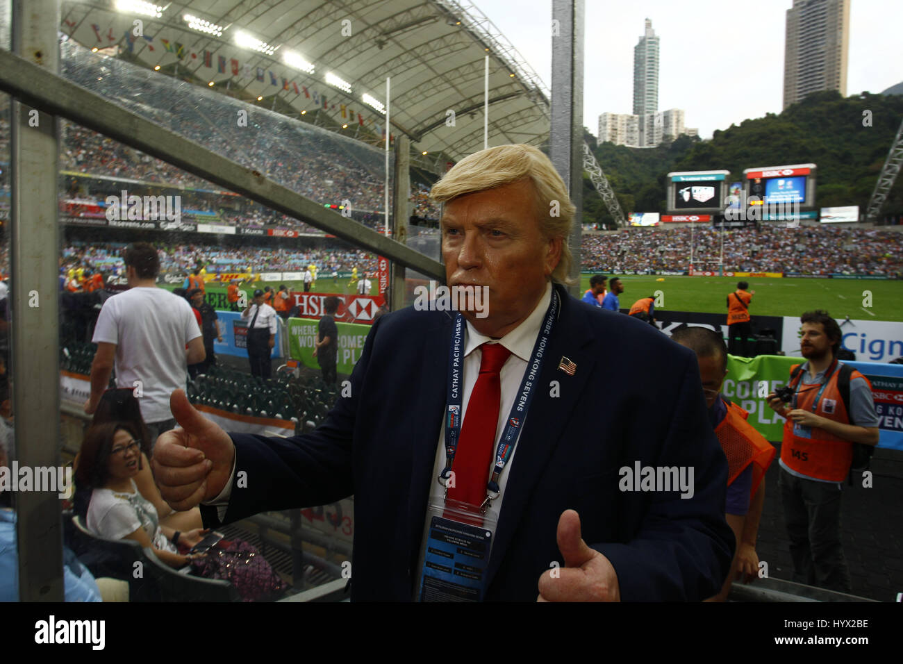 Hong Kong, Cina. 7 apr, 2017. Un americano Donald Trump impersonator di passeggiate in Hong Kong sette partita di rugby venue dando la firma con il pollice fino a. Annuale DI HONG KONG sette aperta oggi attrae migliaia di locali e internazionali di appassionati provenienti da tutto il mondo. 2017 Apr-7. Hong Kong. ZUMA/Liau Chung Ren Credito: Liau Chung Ren/ZUMA filo/Alamy Live News Foto Stock