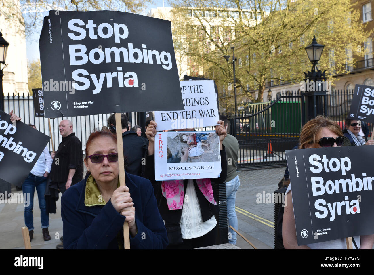 A Downing Street, Londra, Regno Unito. Il 7 aprile 2017. I manifestanti di fronte a Downing Street la dimostrazione contro i bombardamenti in Siria da noi. Credito: Matteo Chattle/Alamy Live News Foto Stock
