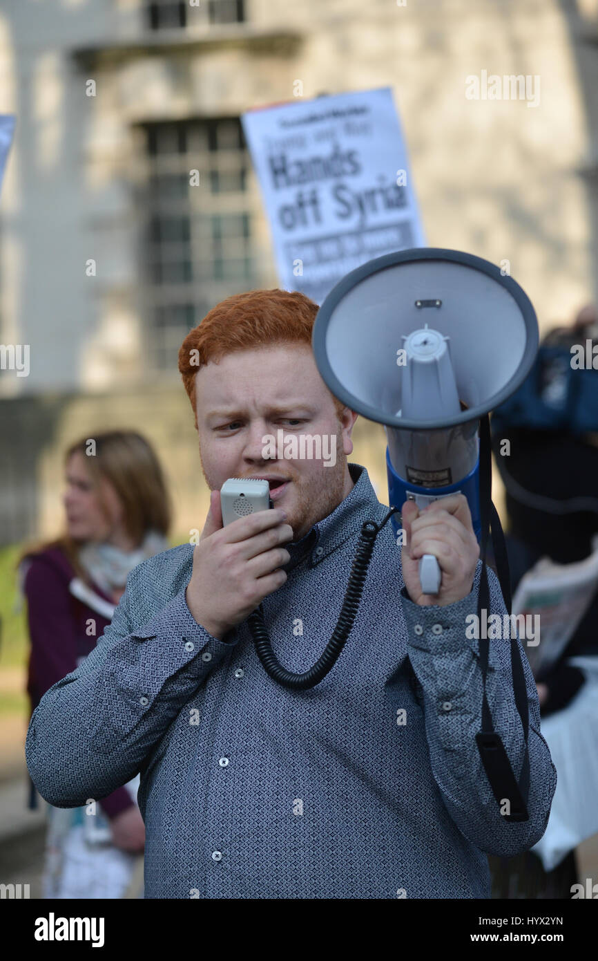 A Downing Street, Londra, Regno Unito. Il 7 aprile 2017. I manifestanti di fronte a Downing Street la dimostrazione contro i bombardamenti in Siria da noi. Credito: Matteo Chattle/Alamy Live News Foto Stock