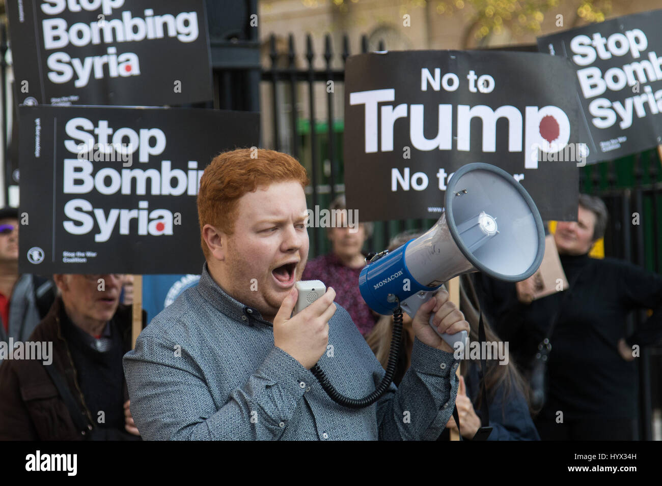 Londra, Regno Unito. 07 apr, 2017. Londra, 7 aprile 2017. Anti guerra manifestanti dimostrare a Londra al di fuori di Downing Street dopo il missile ci urta contro un siriano base dell'aria nella scia di un sospetto di attacco chimico. Credito: Paolo Davey/Alamy Live News Foto Stock