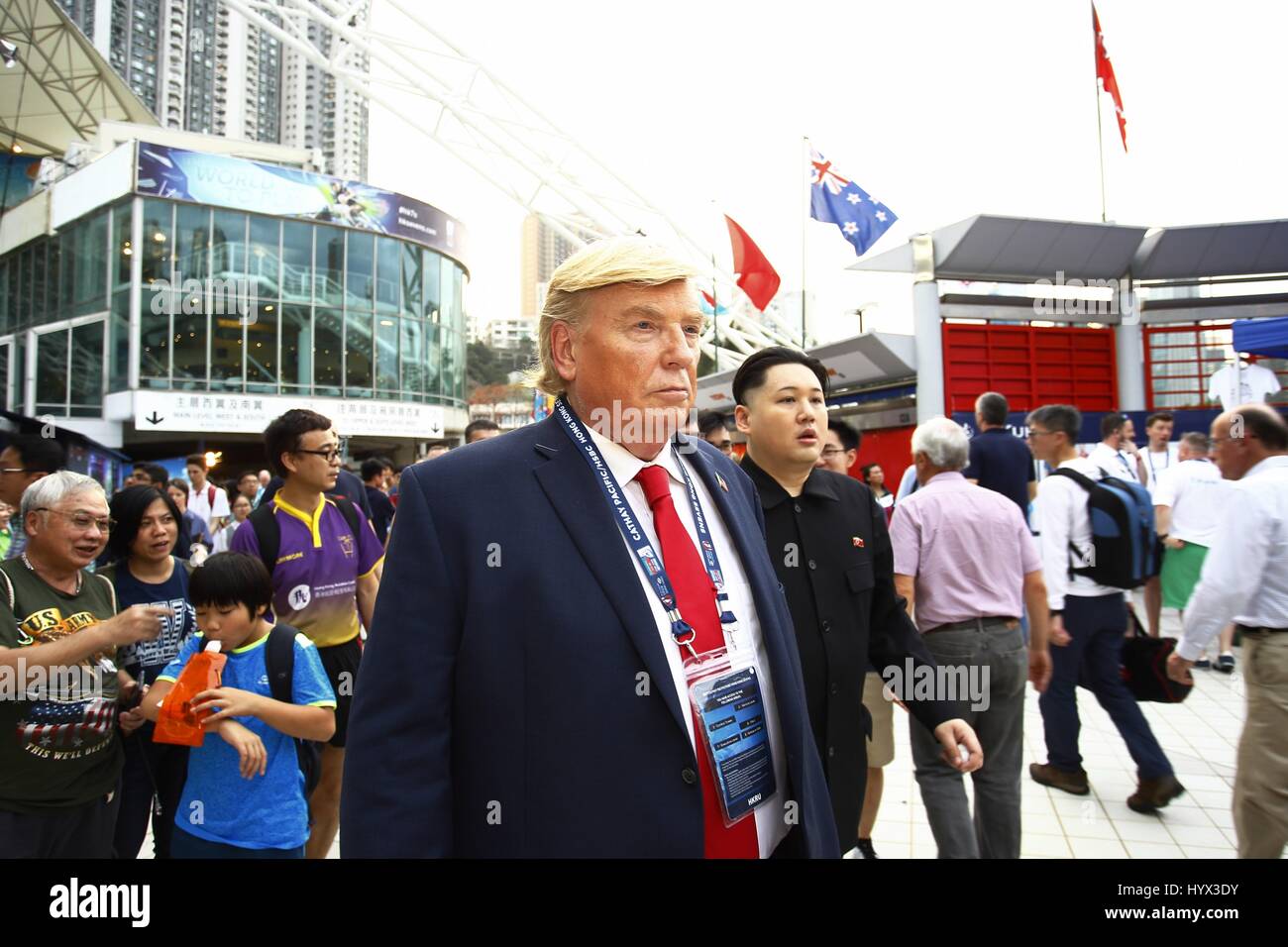 Hong Kong, Cina. 7 apr, 2017. Un Donald Trump impersonator a piedi attraverso un luogo con un altro dittatore della Corea del nord Kim Jon-ONU ( R ) impersonator durante l annuale DI HONG KONG RUGBY A SETTE che ha attirato migliaia di appassionati provenienti da tutto il mondo. 2014 Apr-7 di Hong Kong. ZUMA/Liau Chung Ren Credito: Liau Chung Ren/ZUMA filo/Alamy Live News Foto Stock