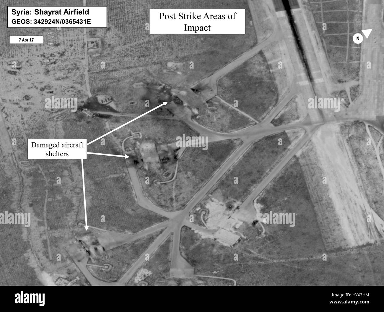 Arlington, Stati Uniti d'America. 07 apr, 2017. Battaglia di valutazione del danno di immagine Shayrat Airfield in Siria seguenti U.S. Tomahawk missile di crociera urta contro il bersaglio Aprile 7, 2017. Gli Stati Uniti Navy Arleigh Burke-class guidato-missile cacciatorpediniere USS Porter e USS Ross ha lanciato 59 missili a base aerea era in risposta alla Siria utilizzando armi chimiche contro il villaggio di Khan Sheikhun. Credito: Planetpix/Alamy Live News Foto Stock